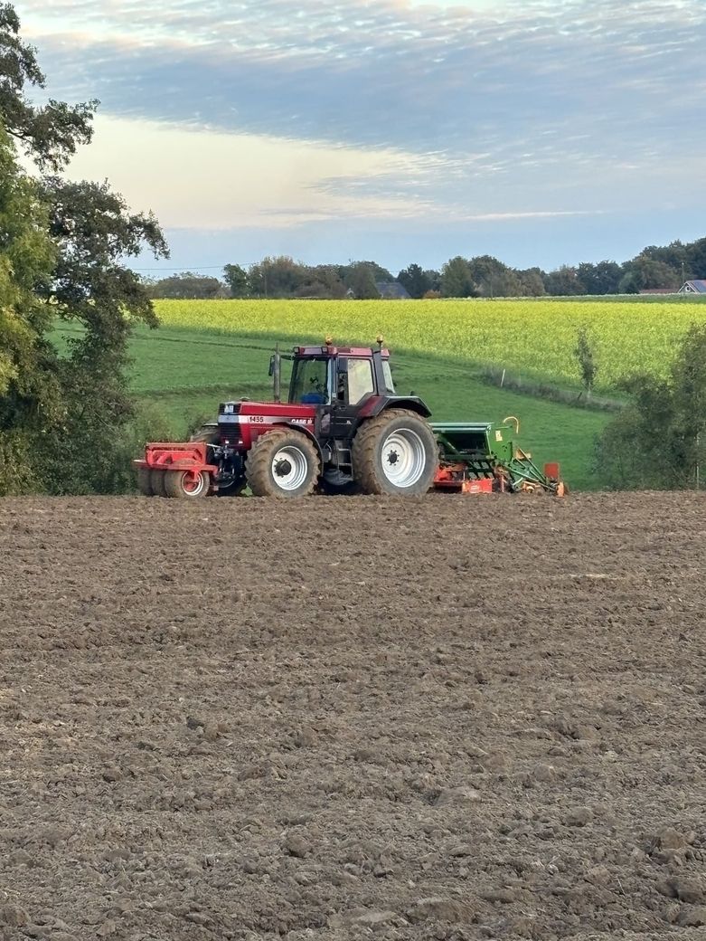 Landwirt im Traktor bei der Vorbereitung des Bodens für die Aussaat
